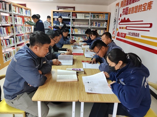 額鹽公司黨委組織開展“感黨恩 聽黨話 跟黨走”—母親湖畔閱經(jīng)典，共筑書香額鹽主題黨日活動(dòng)