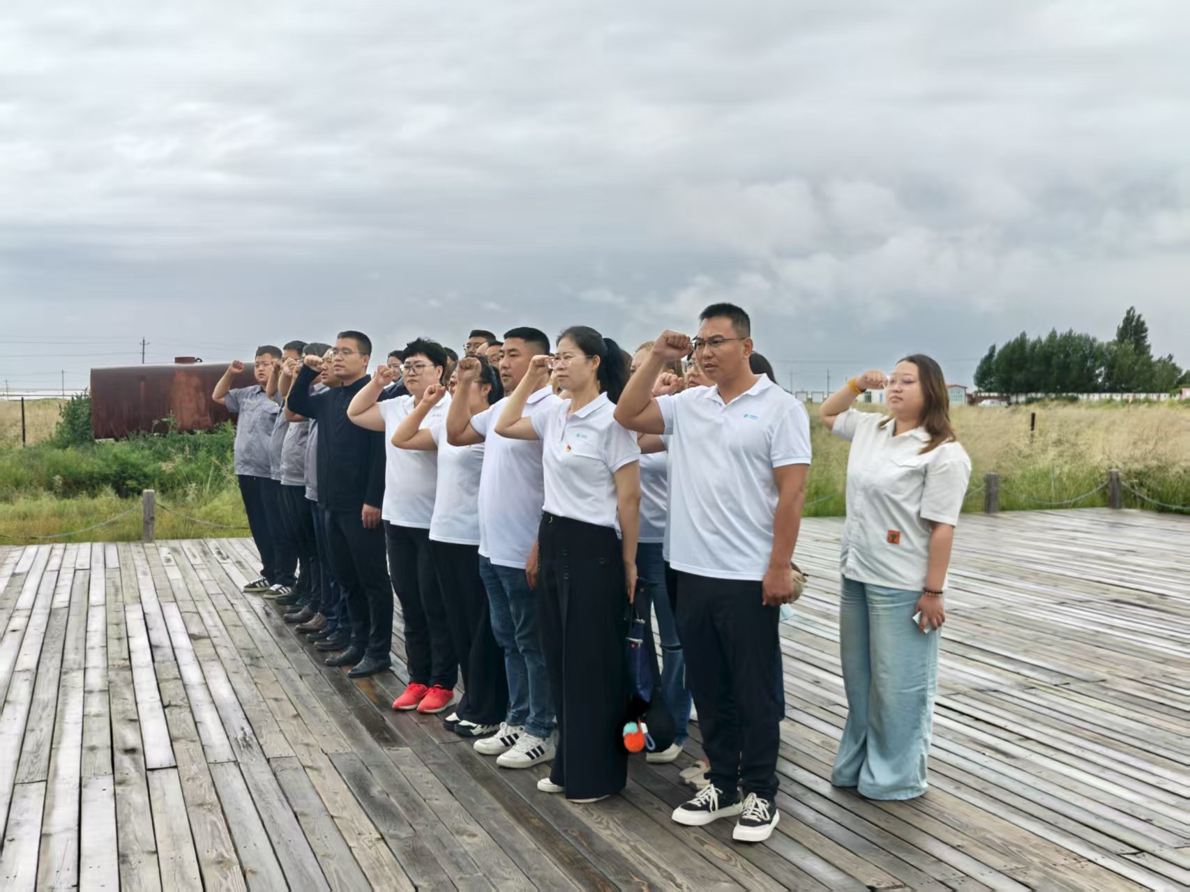 額鹽公司黨支部與東烏旗移動(dòng)公司黨支部聯(lián)合開(kāi)展“感黨恩，聽(tīng)黨話，跟黨走”群眾教育實(shí)踐活動(dòng)暨“銘記烽火歲月，傳承紅色基因”主題黨日活動(dòng)
